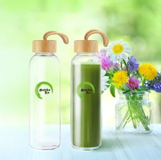 Shake it sexy, sip it smart 💚🍵⁠ ✨ 0,5 l borosilikátová sklenená bottle 🌿 Bambusové viečko = prírodná elegancia 🌏 🚫 Zero...
